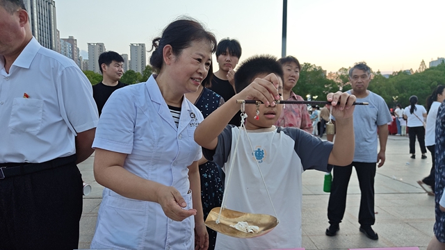 中醫(yī)藥文化夜市點(diǎn)亮城市夜生活，傳統(tǒng)與現(xiàn)代共譜健康新樂章