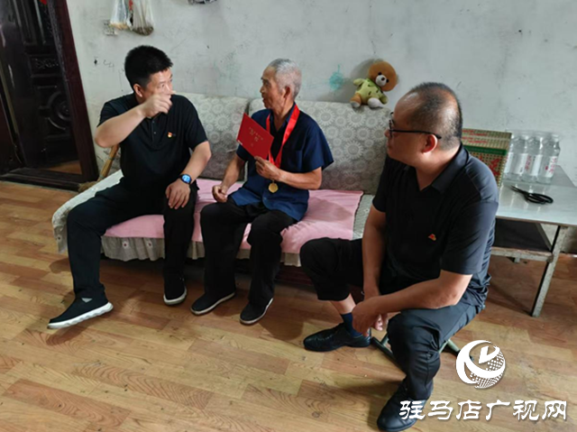 驛城區(qū)胡廟鄉(xiāng)開(kāi)展“七一”走訪慰問(wèn)“光榮在黨50年”老黨員活動(dòng)