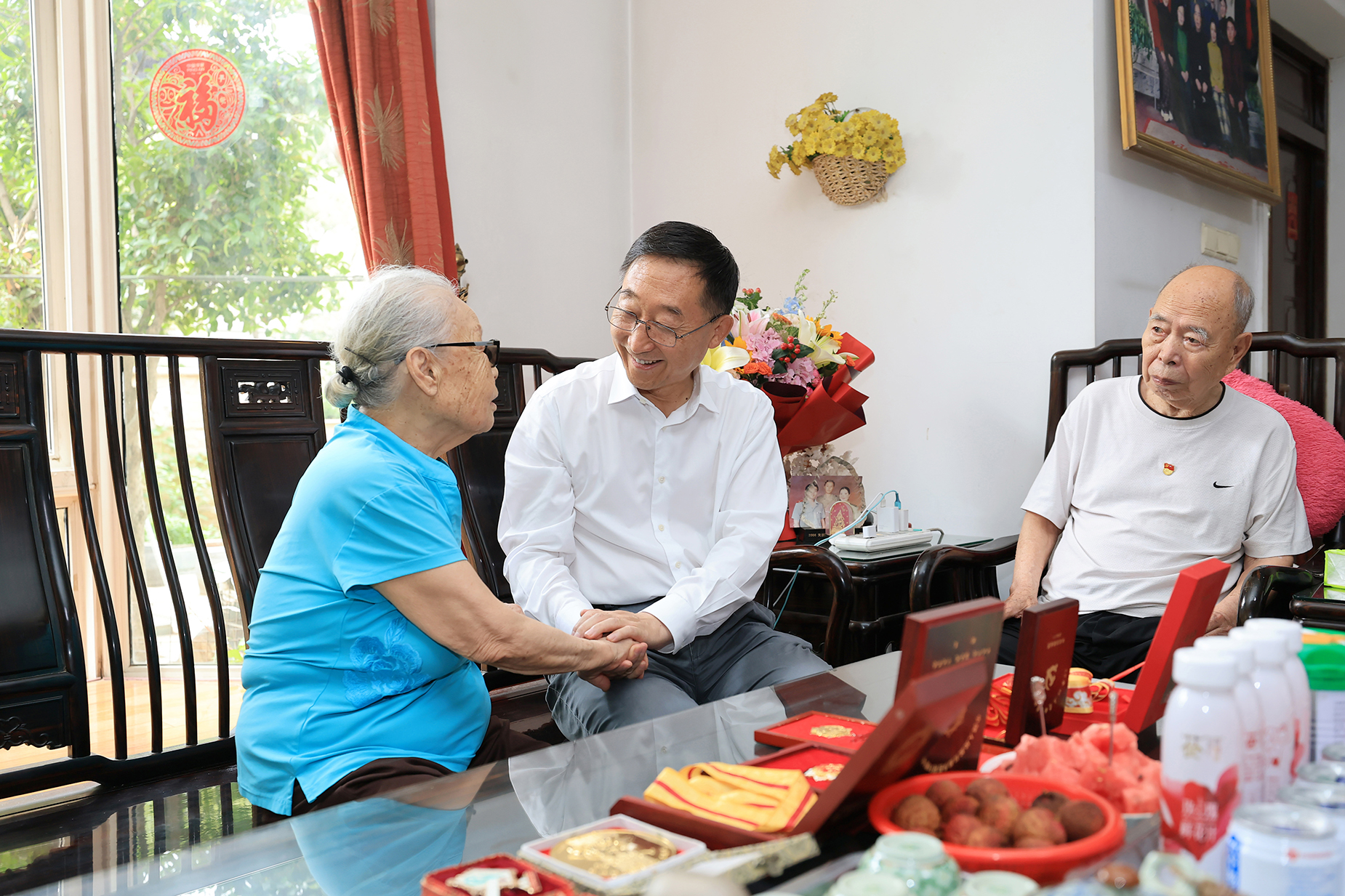 劉寧“七一”前夕走訪慰問(wèn)老黨員老戰(zhàn)士