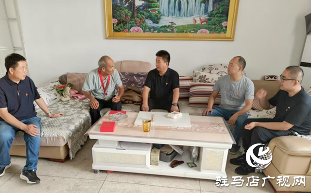 驛城區(qū)胡廟鄉(xiāng)開(kāi)展“七一”走訪慰問(wèn)“光榮在黨50年”老黨員活動(dòng)