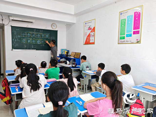  暑期充電新潮流：書法班備受學(xué)生家長(zhǎng)青睞