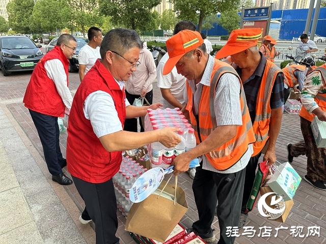 駐馬店保險行業(yè)開展&ldquo;7.8全國保險公眾宣傳日&rdquo; 慰問環(huán)衛(wèi)工人活動