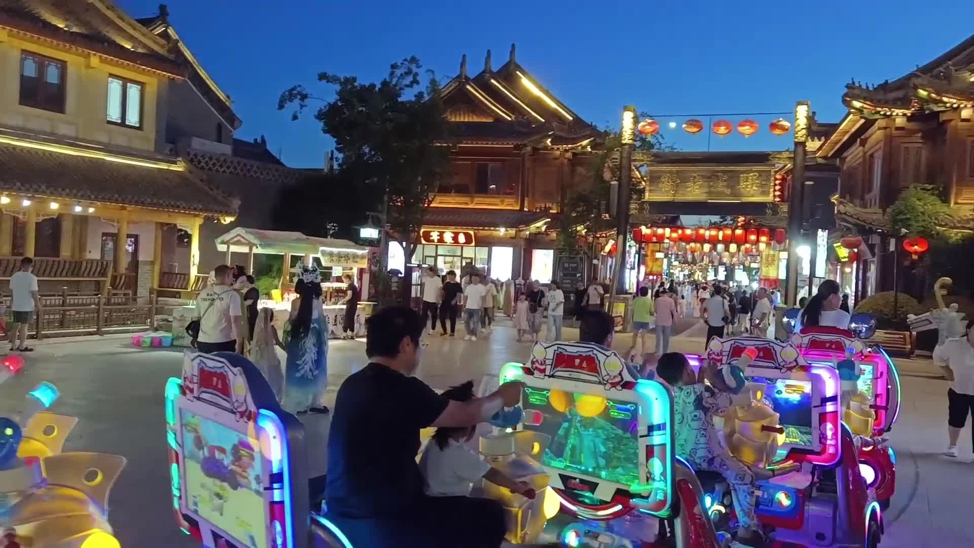 著漢服 賞華燈 夜游皇家驛站