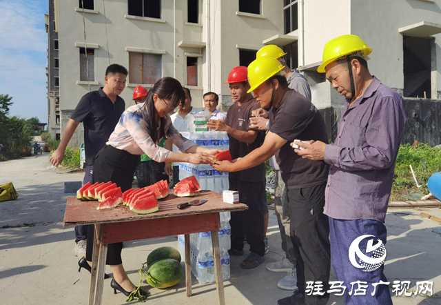 解暑中藥香飄工地 愛(ài)心義診情暖夕陽(yáng)