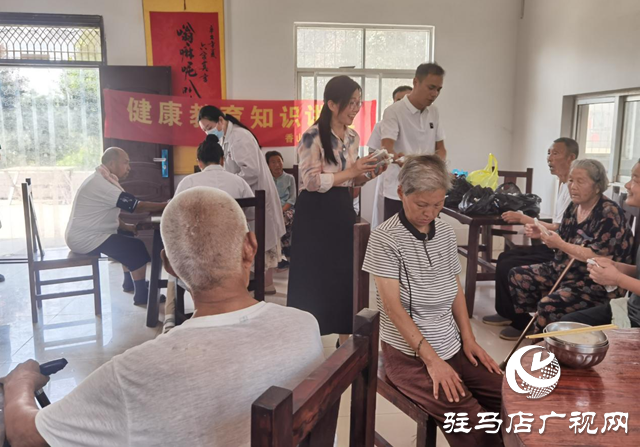 解暑中藥香飄工地 愛(ài)心義診情暖夕陽(yáng)