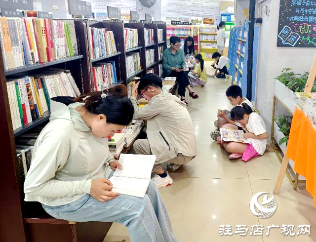 暑期書(shū)店人氣旺 書(shū)香為伴度盛夏