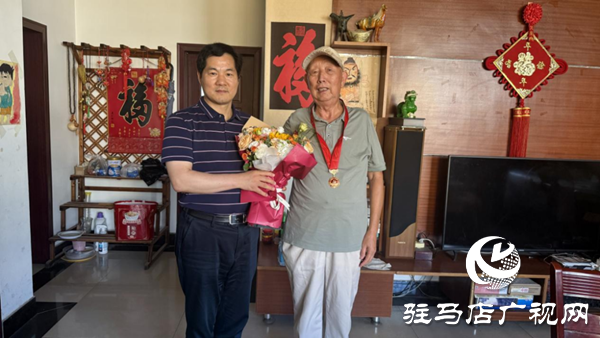  承五十載榮光 賡續(xù)新時(shí)代使命——駐馬店職業(yè)技術(shù)學(xué)院黨委書記帶隊(duì)走訪慰問“光榮在黨50年”老黨員