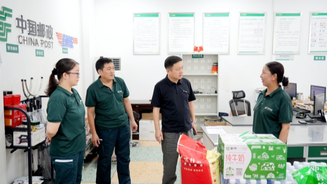 夏日送清涼 關(guān)愛沁人心——駐馬店市郵政分公司深入一線慰問高溫堅(jiān)守員工