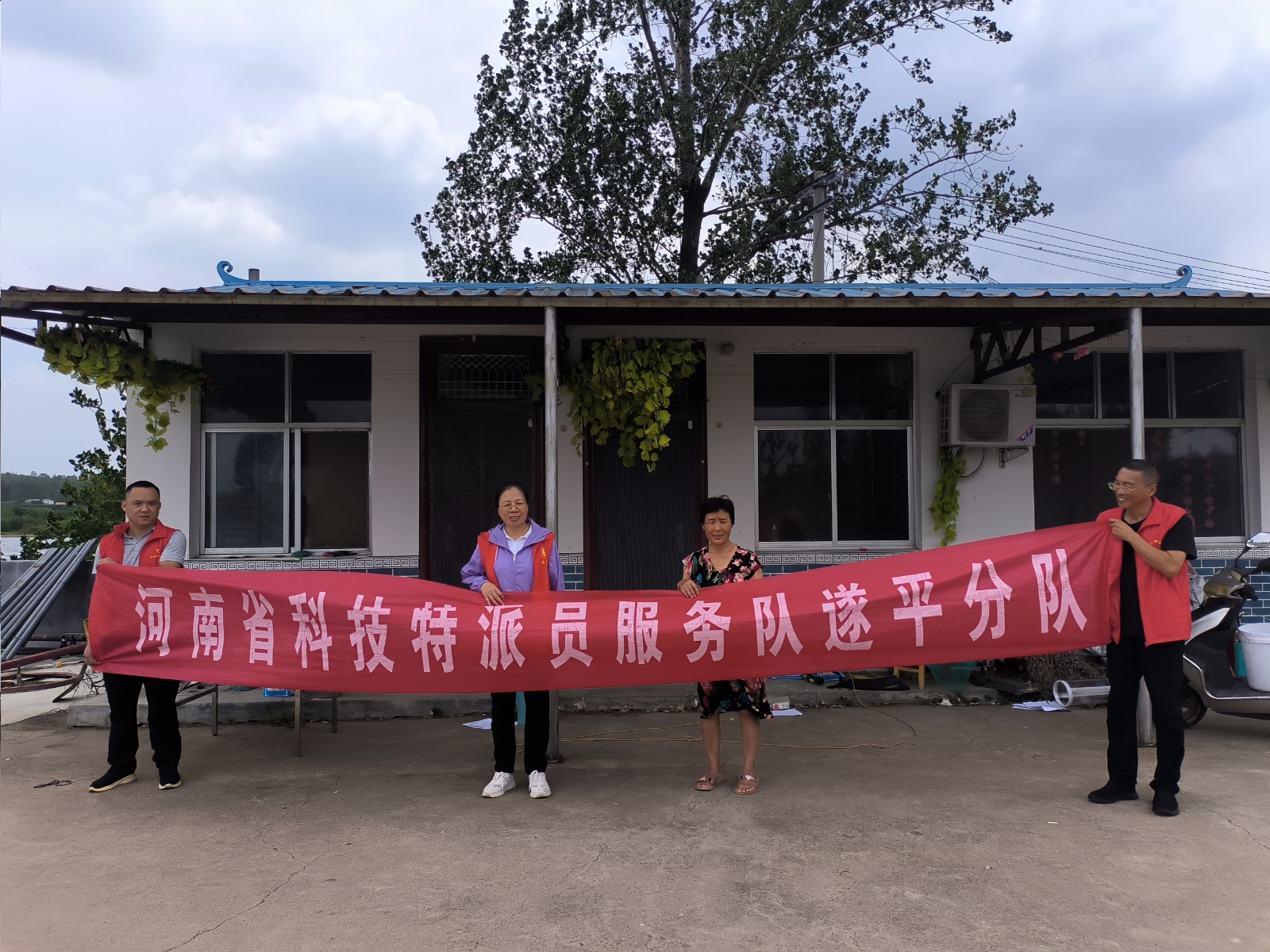 省科技特派員服務隊與市動物疫病防控技術科技志愿服務隊深入一線護航夏季生產