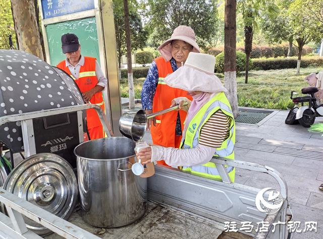 駐馬店環(huán)衛(wèi)工人用汗水守護城市顏值