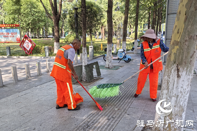 駐馬店環(huán)衛(wèi)工人用汗水守護城市顏值
