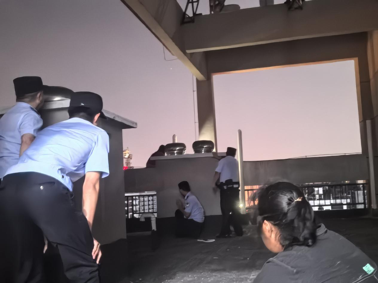 生死瞬間！ 民警爭分奪秒救援欲跳樓輕生懷孕女子