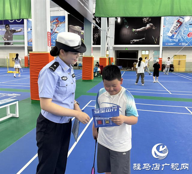  示范區(qū)交警走進(jìn)羽毛球館 筑牢學(xué)生交通安全防線