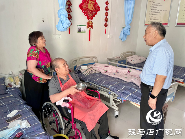 張銀良高溫時節(jié)探望托養(yǎng)殘疾人