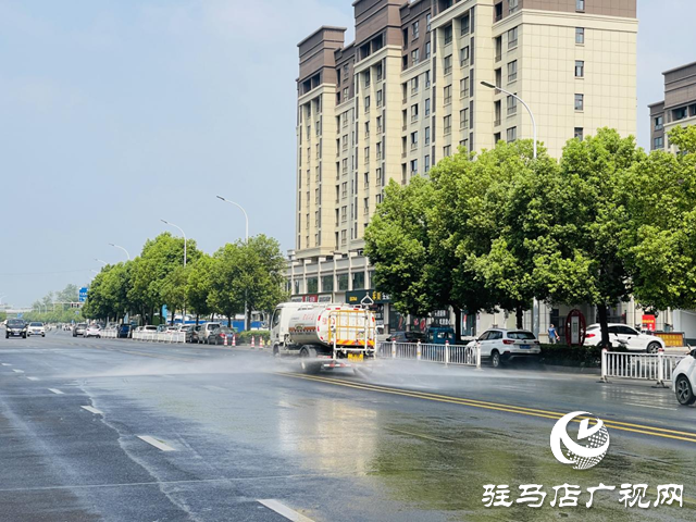 驛城區(qū)：高溫“烤”驗(yàn)下 灑水車(chē)全力守護(hù)城市清涼
