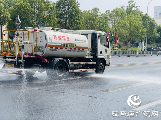 驛城區(qū)：高溫“烤”驗(yàn)下 灑水車(chē)全力守護(hù)城市清涼