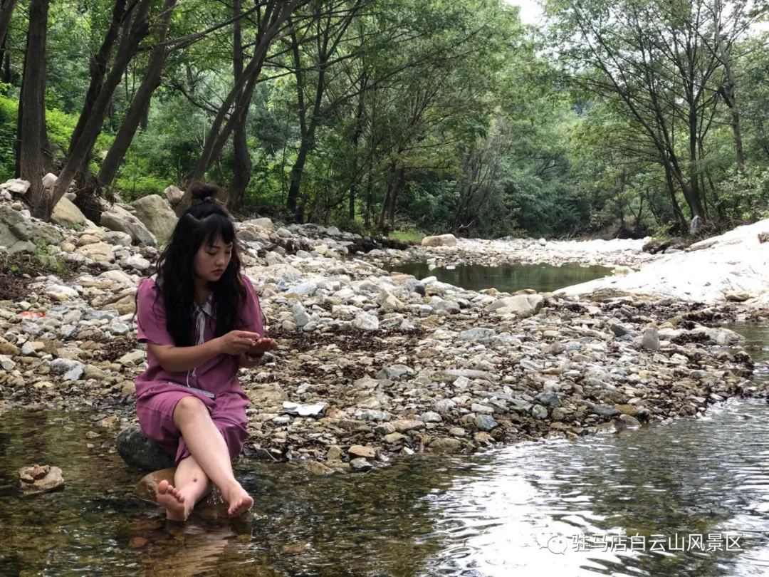 躲進(jìn)小溪的夏天，娃追著小魚，我追著娃~