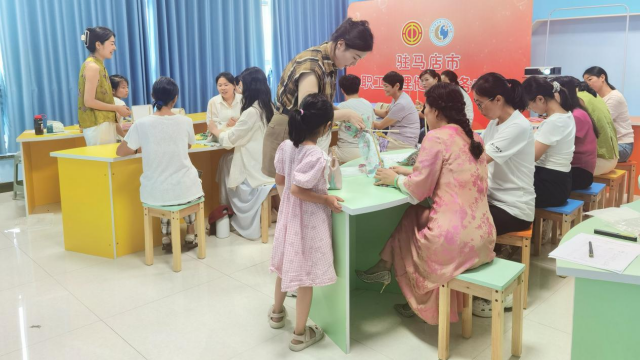 駐馬店市職工心理健康服務(wù)中心開辦“一‘錘’煥活 心身元?dú)狻别B(yǎng)心課堂