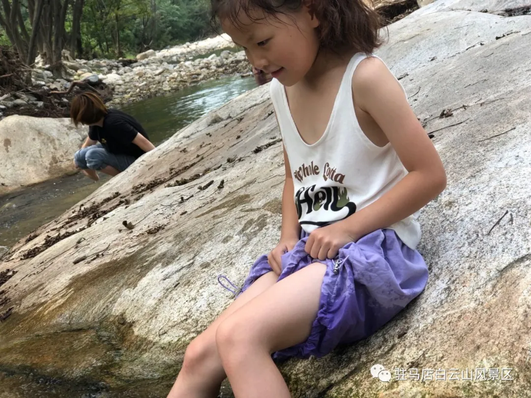 躲進(jìn)小溪的夏天，娃追著小魚，我追著娃~