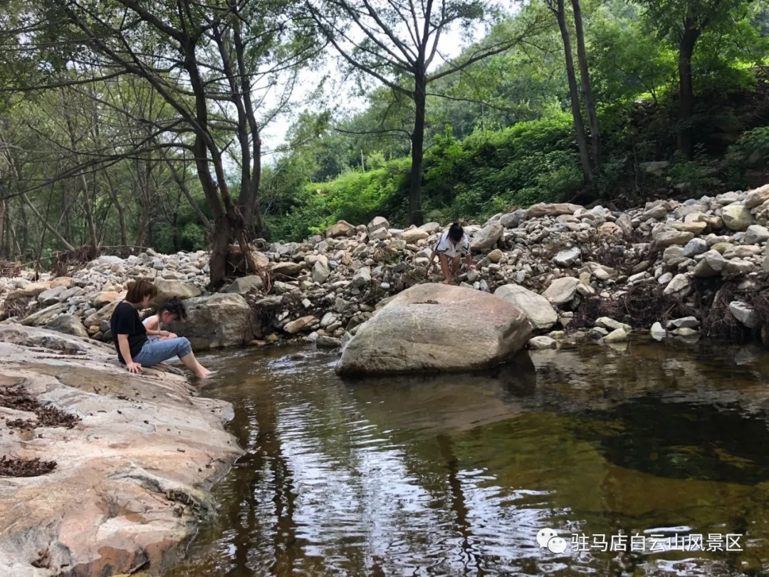 躲進(jìn)小溪的夏天，娃追著小魚，我追著娃~
