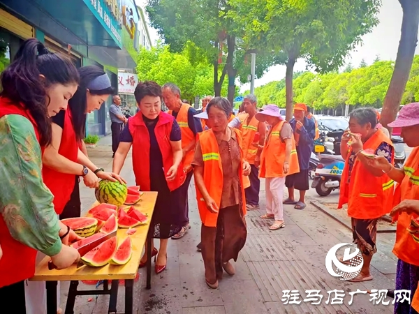 平輿縣四名女政協(xié)委員情系一線環(huán)衛(wèi)工開(kāi)展夏日送清涼活動(dòng)