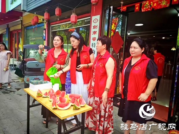 平輿縣四名女政協(xié)委員情系一線環(huán)衛(wèi)工開(kāi)展夏日送清涼活動(dòng)