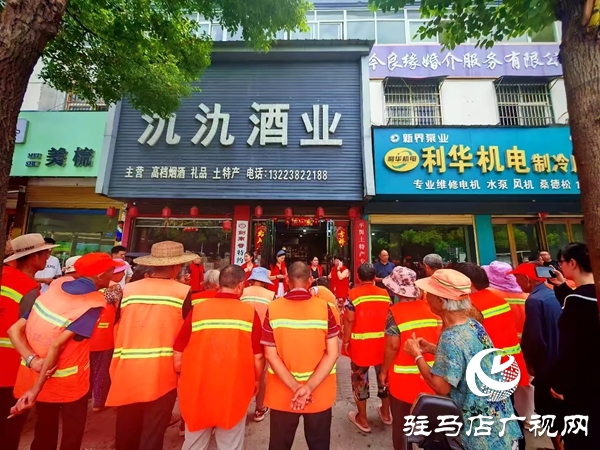平輿縣四名女政協(xié)委員情系一線環(huán)衛(wèi)工開(kāi)展夏日送清涼活動(dòng)