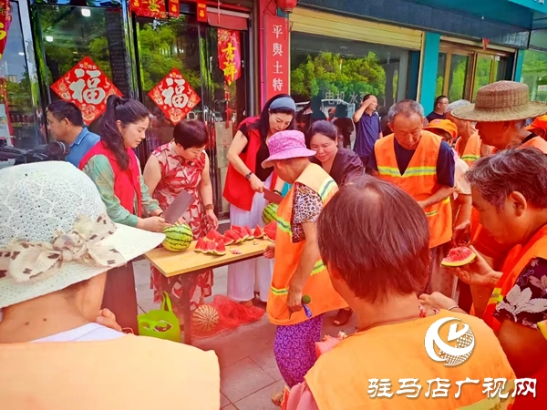 平輿縣四名女政協(xié)委員情系一線環(huán)衛(wèi)工開(kāi)展夏日送清涼活動(dòng)