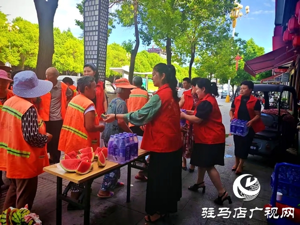平輿縣四名女政協(xié)委員情系一線環(huán)衛(wèi)工開(kāi)展夏日送清涼活動(dòng)