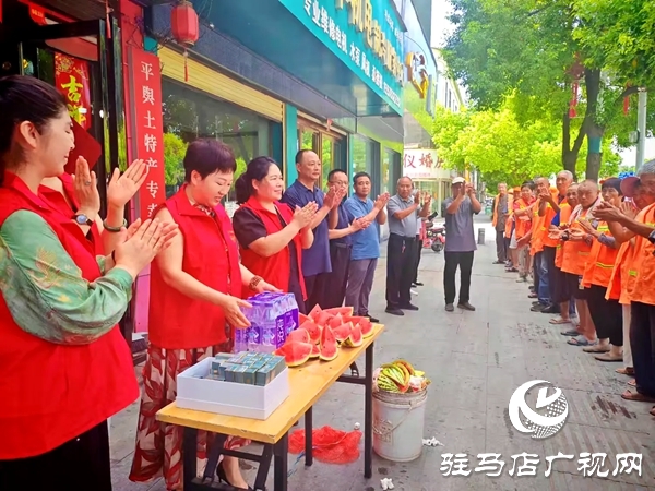 平輿縣四名女政協(xié)委員情系一線環(huán)衛(wèi)工開(kāi)展夏日送清涼活動(dòng)