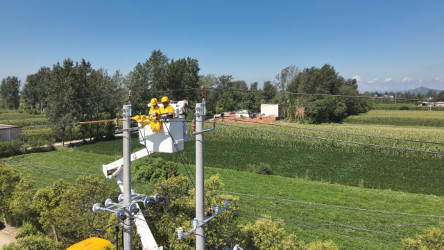 國網(wǎng)確山縣供電公司：進(jìn)行帶電接火作業(yè) 確保線路不停電