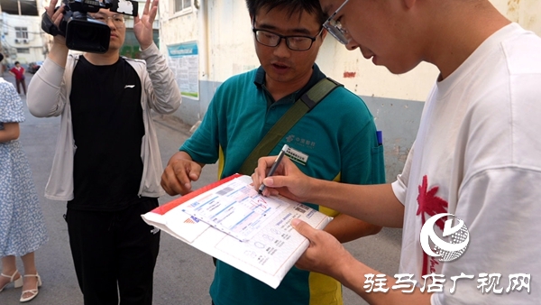 2025年平輿縣兩封北京大學(xué)錄取通知書(shū)送達(dá)平輿學(xué)子手中