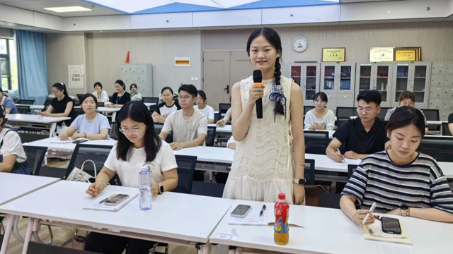  駐馬店市中醫(yī)院舉行2025級(jí)中醫(yī)規(guī)范化培訓(xùn)學(xué)員開(kāi)學(xué)典禮