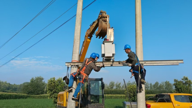國網(wǎng)確山縣供電公司：凌晨施工保灌溉電力及時(shí)解旱情