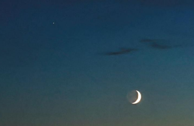 夜空上演火星伴月