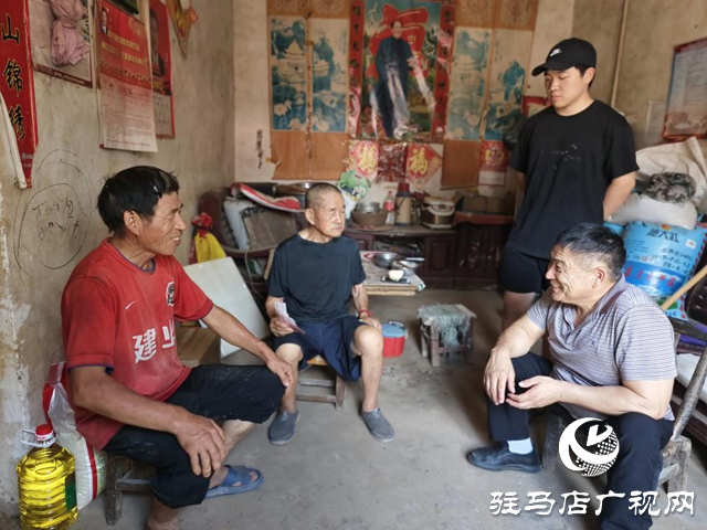 中國好人何文禮攜子走訪慰問老兵 三代人共敘軍民魚水情