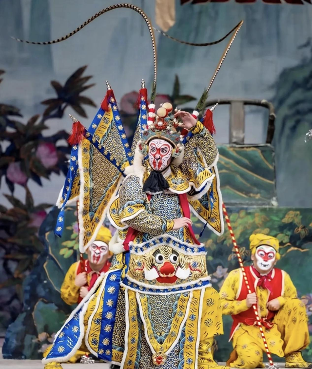 揭秘頭戴花翎背后的文化密碼