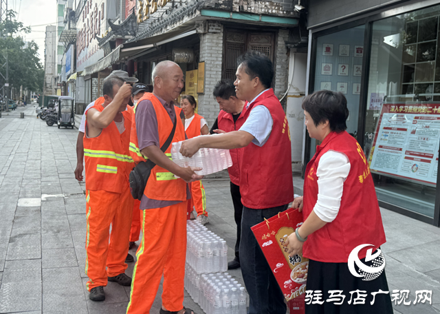 驛城區(qū)身邊好人協(xié)會(huì)開展“酷暑送清涼”文明實(shí)踐活動(dòng)