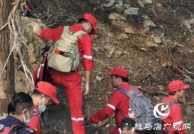 泌陽縣蛟龍救援隊在北京市懷柔區(qū)實施災(zāi)后排查搜救作業(yè)