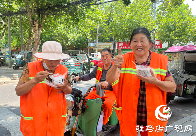 愛心商家為環(huán)衛(wèi)工人送清補(bǔ)涼 致敬高溫下的“城市美容師”