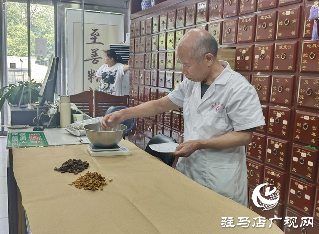 高溫下的清涼守護：愛心中醫(yī)館為戶外工作者免費供應(yīng)酸梅湯