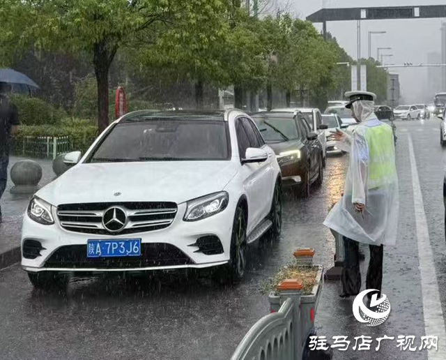 風(fēng)雨中的熒光綠：示范區(qū)交警冒雨守護市民平安出行