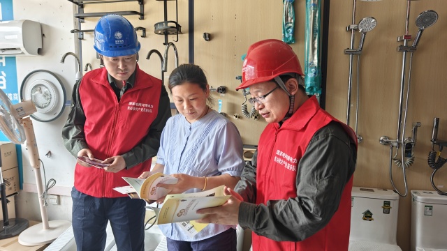 國網(wǎng)上蔡縣供電公司：安全用電進(jìn)商戶 護(hù)航經(jīng)營“安心線”