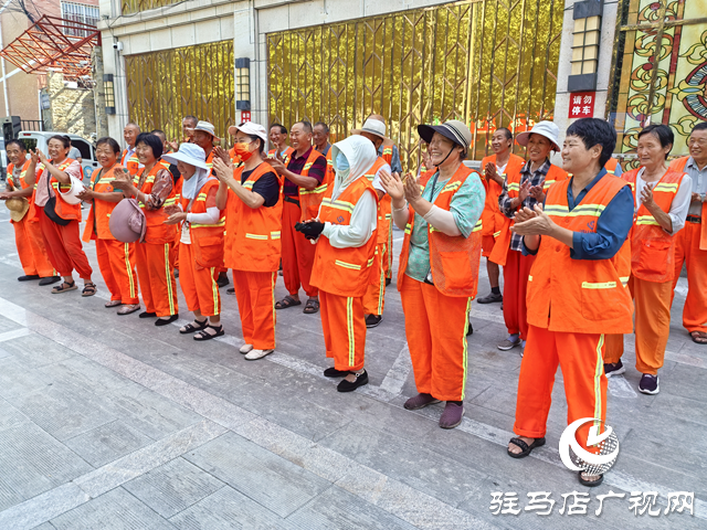 駐馬店經(jīng)濟(jì)開發(fā)區(qū)天中救援隊開展為環(huán)衛(wèi)工人捐贈活動