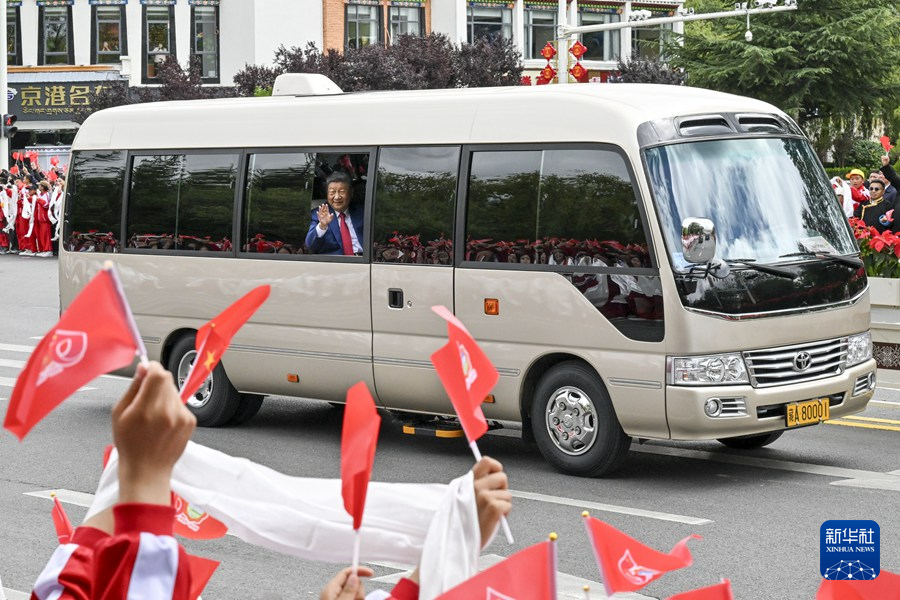 習(xí)近平在出席西藏自治區(qū)成立60周年慶?；顒?dòng)后返回北京