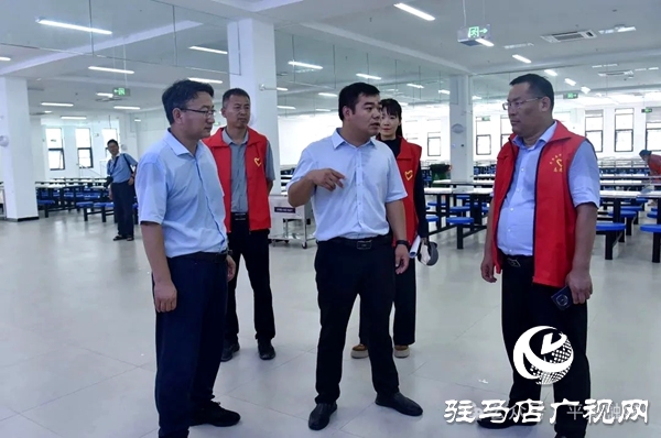 平輿縣副縣長劉涵斌到縣一高新校區(qū)調(diào)研指導(dǎo)新生報到和開學(xué)準(zhǔn)備工作