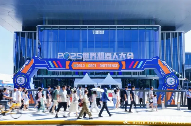 駐馬店實(shí)驗(yàn)小學(xué)代表隊(duì)從世界機(jī)器人大賽載譽(yù)歸來