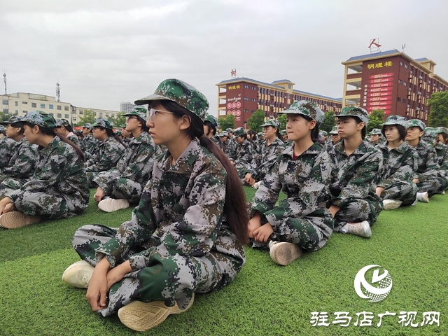 駐馬店市樹人高級(jí)中學(xué)：2025級(jí)高一新生迎來了高中生活的第一課——軍訓(xùn)