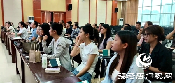 平輿六中特邀中原名班主任吳紅霞分享班主任專(zhuān)業(yè)成長(zhǎng)密碼
