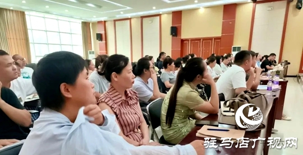 平輿六中特邀中原名班主任吳紅霞分享班主任專(zhuān)業(yè)成長(zhǎng)密碼